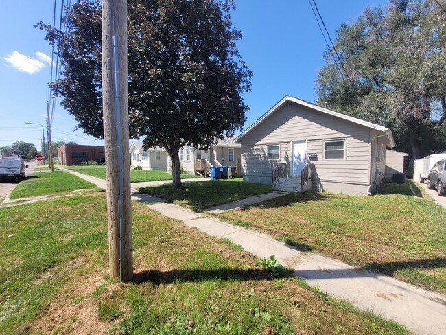 Building Photo - 2 Bedroom, 2 Bathroom Home with large garage!