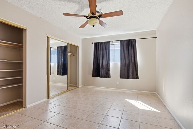 Building Photo - 4561 Paseo El Rio Dr