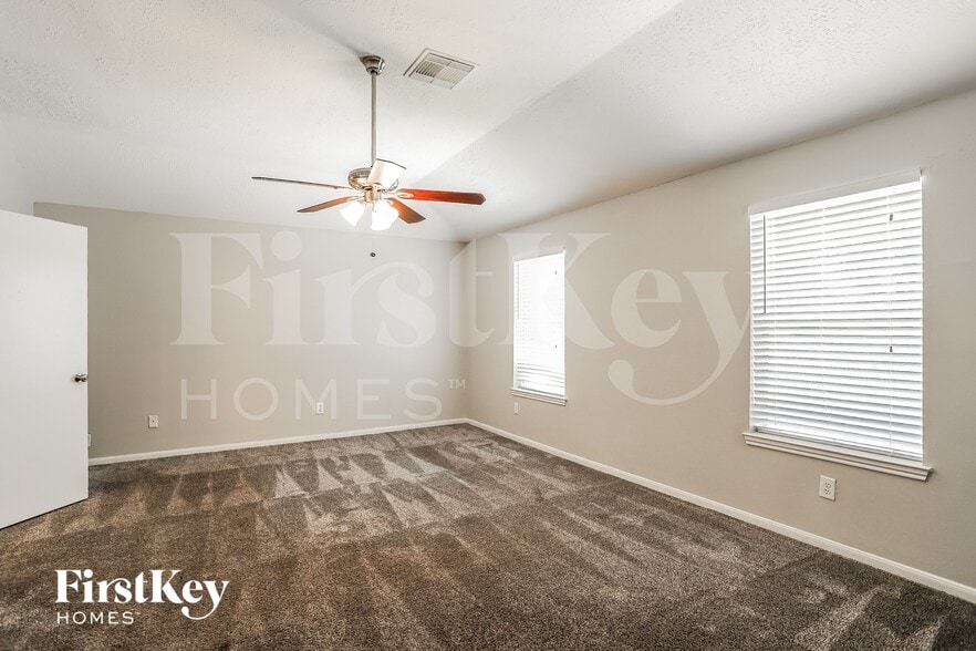 Building Photo - 518 Foxglove Dr
