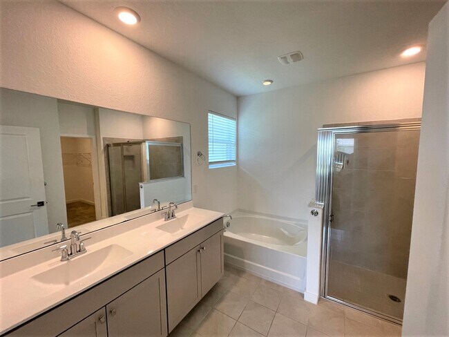 Building Photo - 2951 NE Breezeway Cir