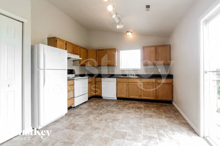 Building Photo - 2215 Rolling Oak Dr