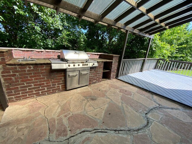 Building Photo - Updated 3 Bedroom, 2-1/2 Bathroom House on a Cul-de-sac