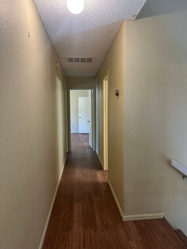 Building Photo - This duplex offers 3 spacious bedrooms, 2....