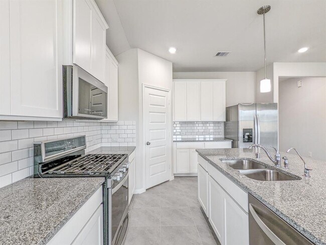 Building Photo - 2023 Stella Pne Dr