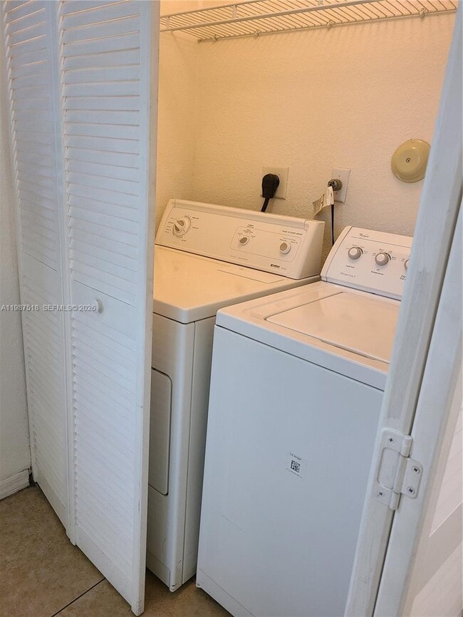 Building Photo - 3071 Riverside Dr