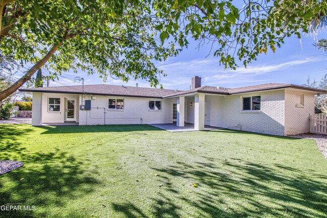 Building Photo - 1210 La Cruz Dr