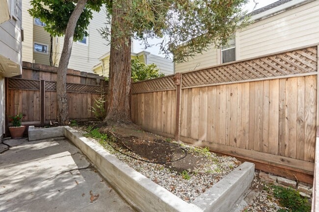Building Photo - Gorgeous 4BR/2.5BA Nob Hill Home with Shar...