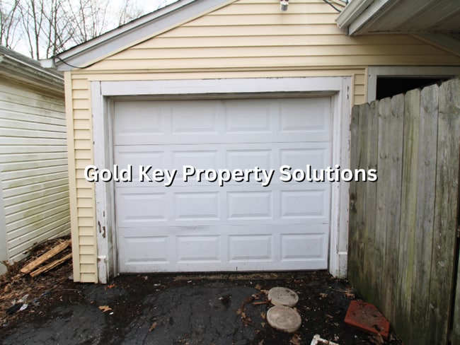 Building Photo - Fully Updated 3 BR 1 BA House with Central Air and Garage (NO SECTION 8)