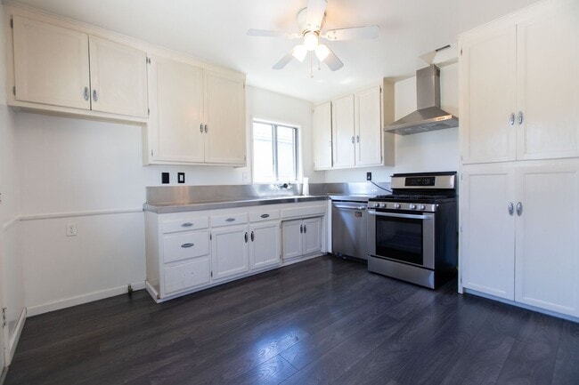 Building Photo - Lakewood Home, 2 Bedroom, 1 Bath with GREAT Backyard Space!