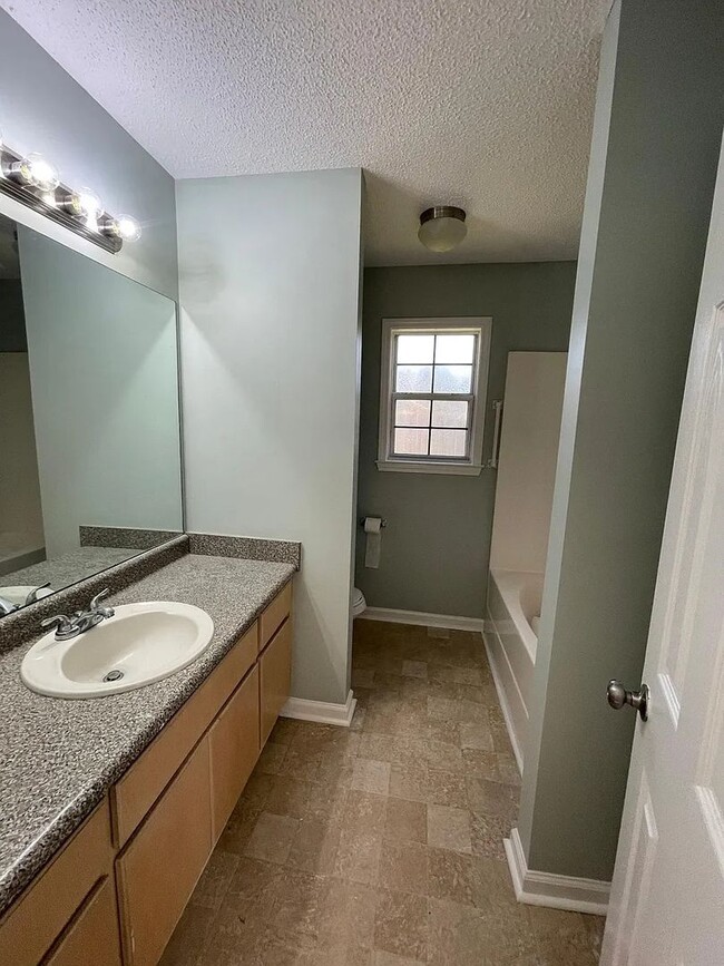 Building Photo - 3 Bedroom, 2 Bathroom Home available in Ma...