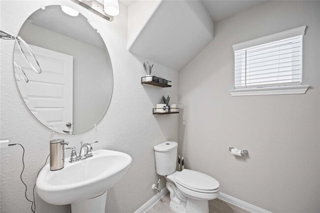 Building Photo - 16106 Oregon Oak Dr