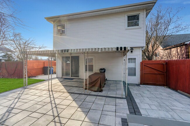 Building Photo - 1147 Bellmore Rd