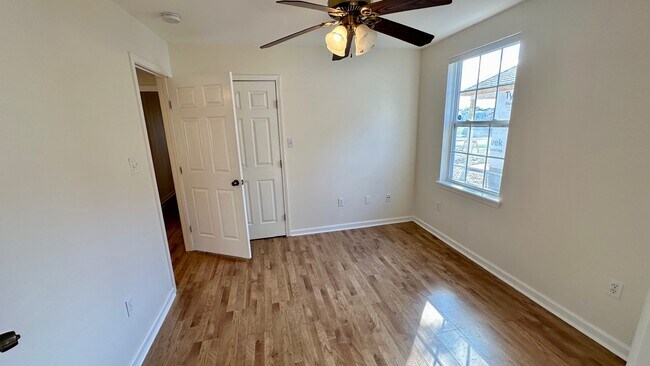 Building Photo - 413 Trist Pl