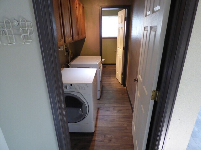 Building Photo - $0 DEPOSIT OPTION.  TRI-LEVEL HOME IN SE AURORA