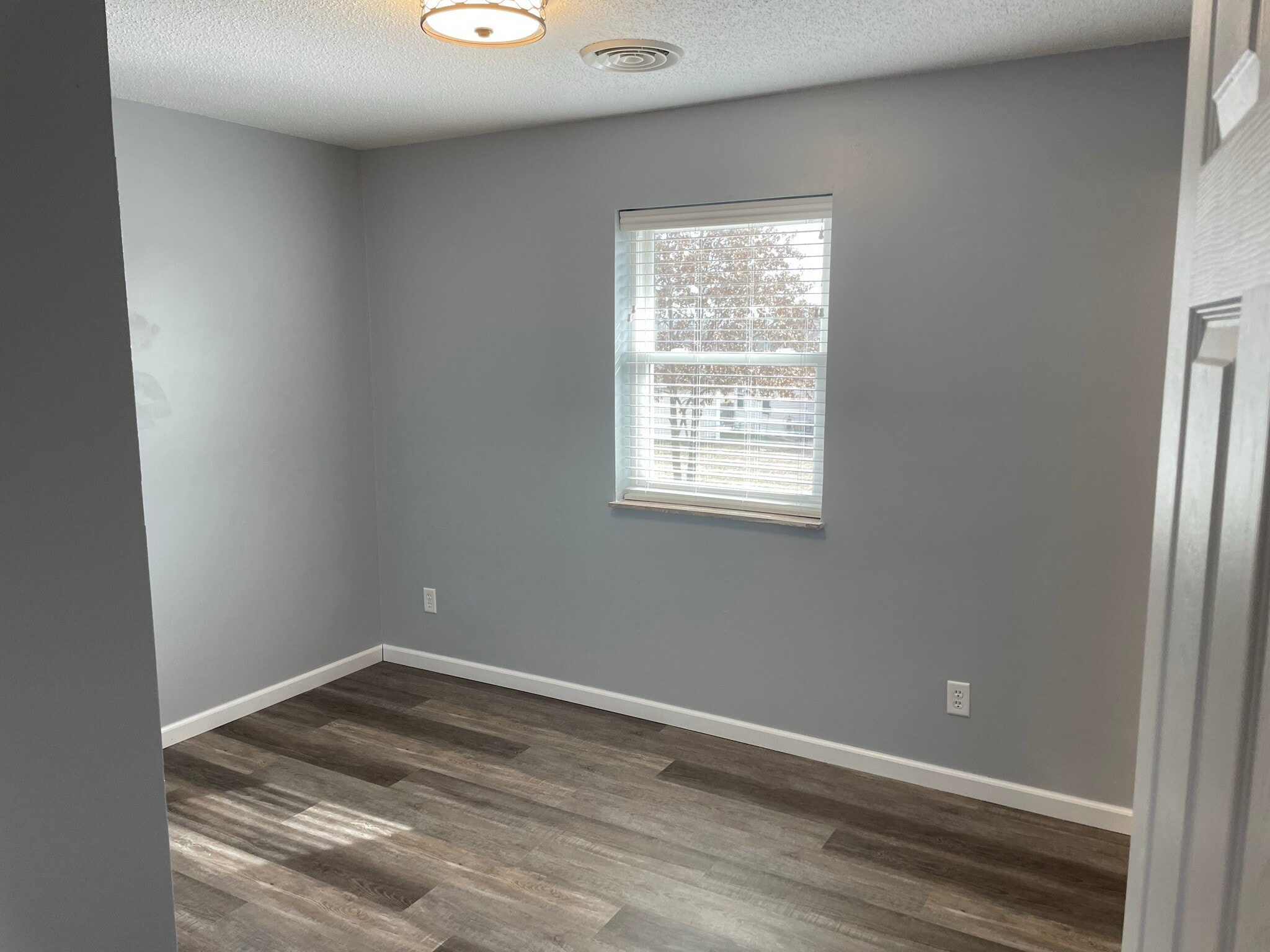 Building Photo - 1812 Briarwood Dr