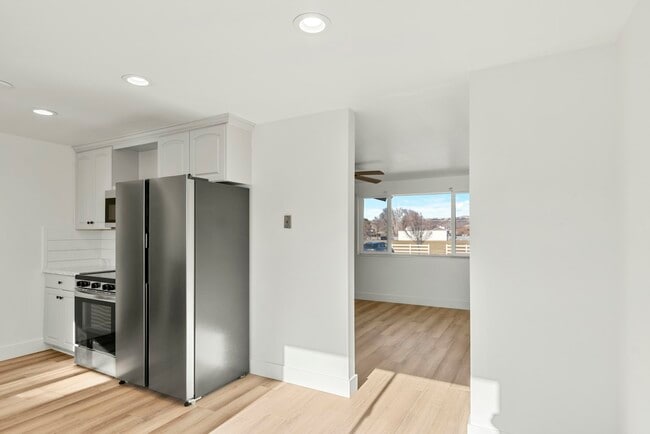 Building Photo - 1335 E Lester Dr