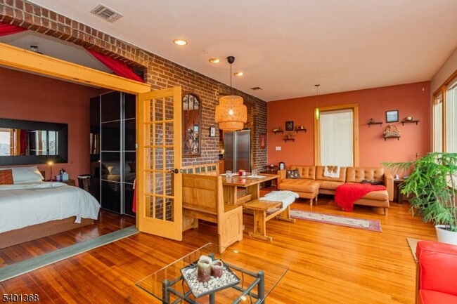 Building Photo - 152 Pine St