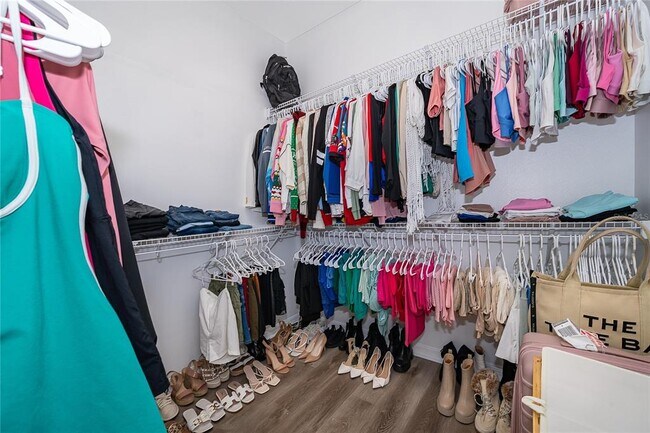 Building Photo - 2022 Redbay Ave