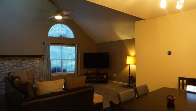 Building Photo - Beautiful home off Knights Academy