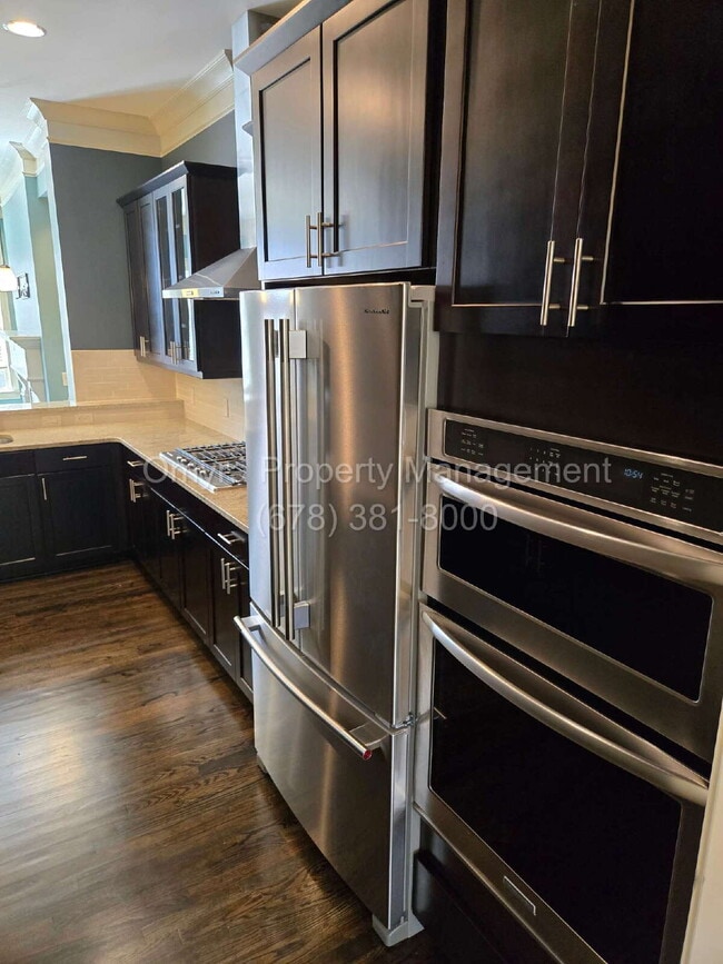 Building Photo - Gorgeous Townhouse near Ansley Mall!