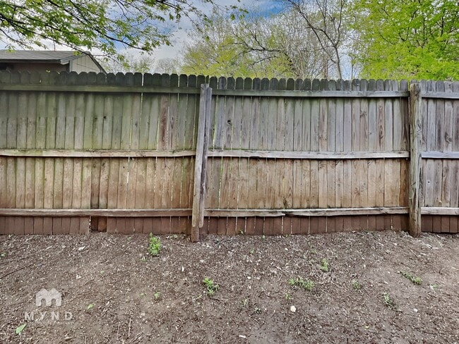 Building Photo - 1303 1/2 Berry Dr Apt A