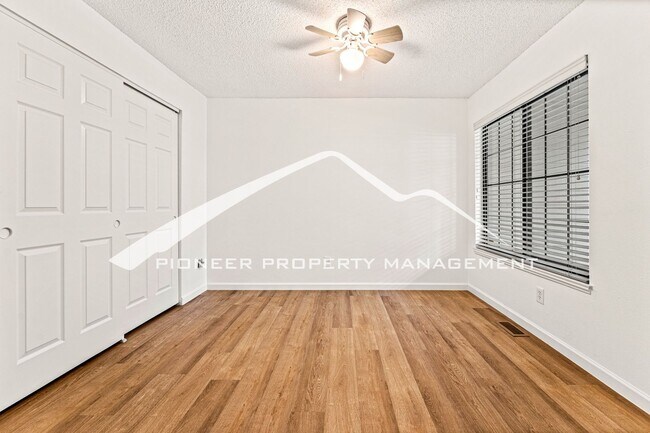 Building Photo - Gorgeous Condo with Washer/Dryer and Central AC