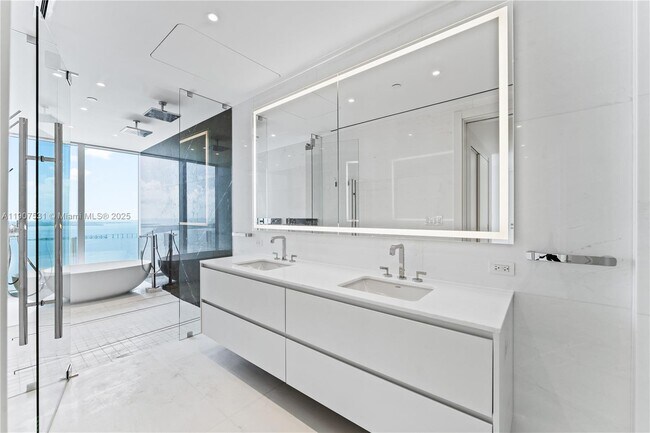 Building Photo - 300 Biscayne Blvd Way