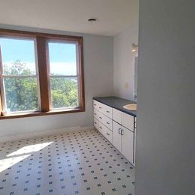 Building Photo - More Space than you can dream of! 5bed 2 b...