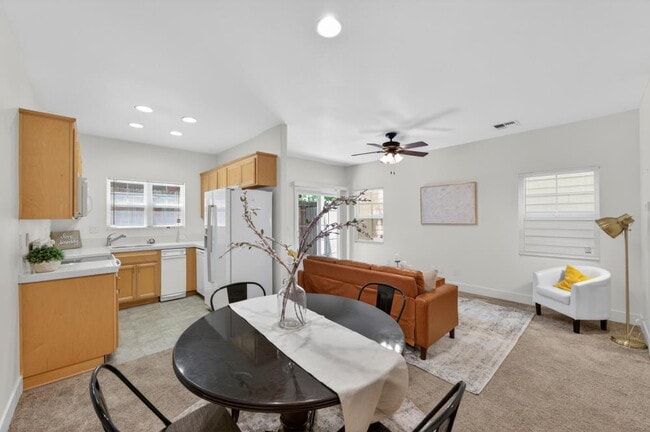 Building Photo - Charming 3-Bed Home in Sacramento with 2.5 Baths