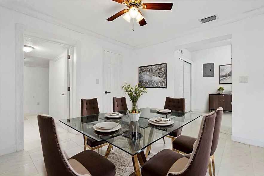 Building Photo - 934 E 22nd St