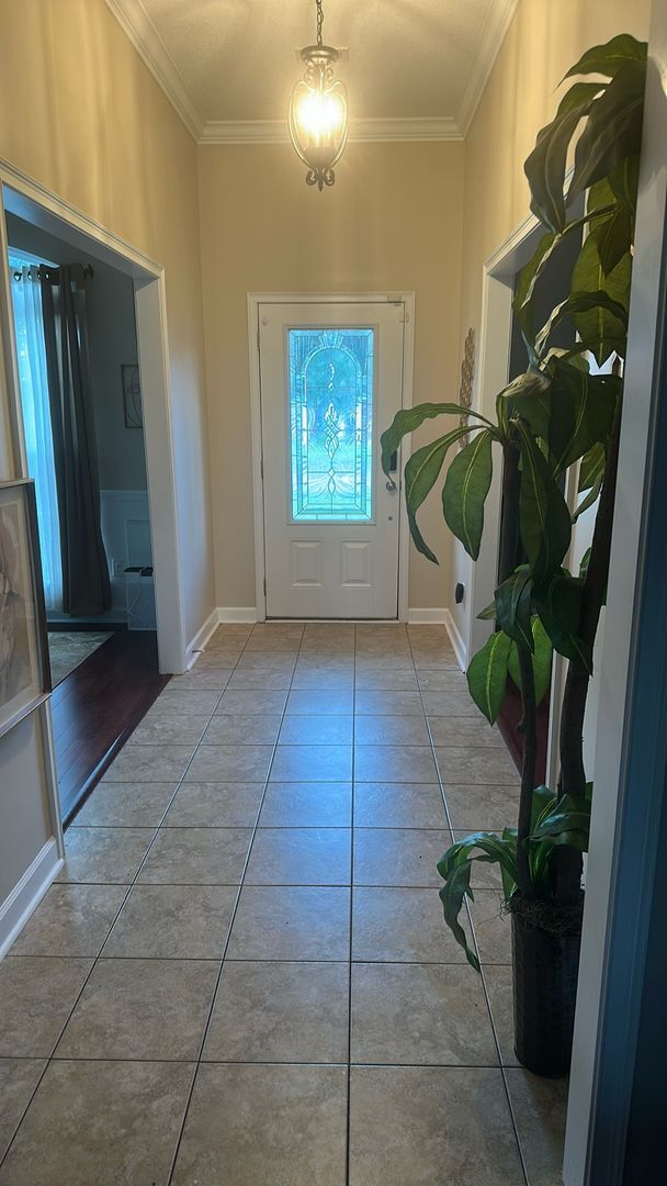 Building Photo - For Rent – Beautiful Traditional Single-St...