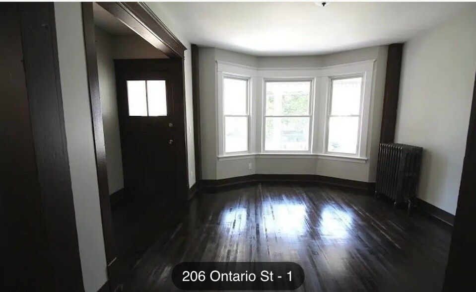 Living room entrance - 206 Ontario St