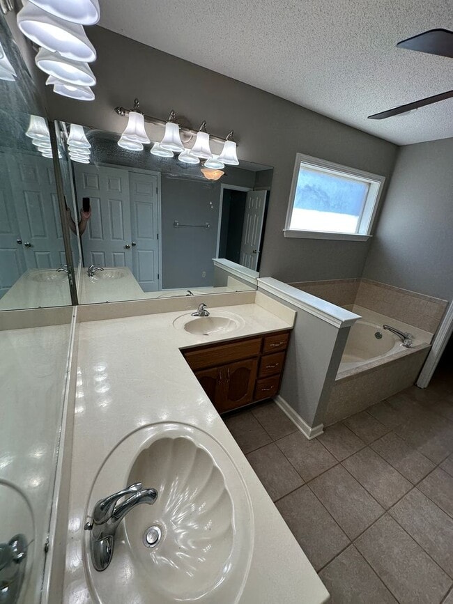 Building Photo - Beautiful 3 Bedroom/2.5 Bath Home on Quail...