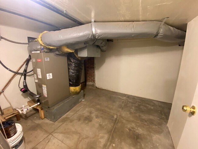 Building Photo - 2006003/85T