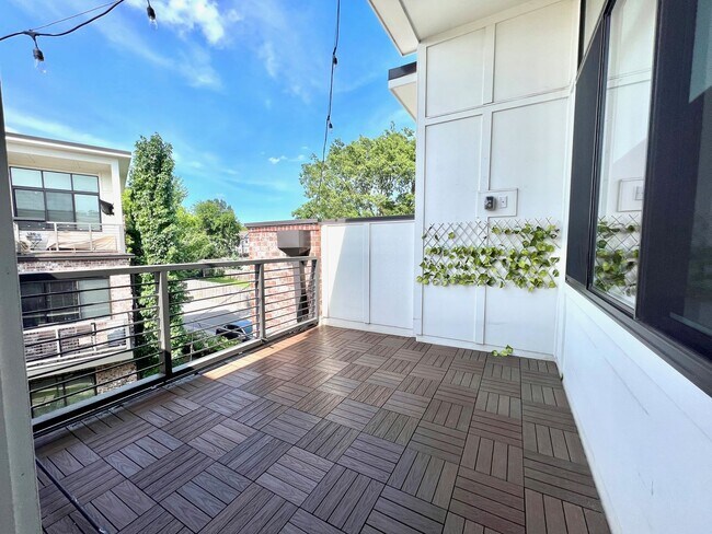 Building Photo - 3 bed/3 bath with Attached 2 Car Garage in East Nashville