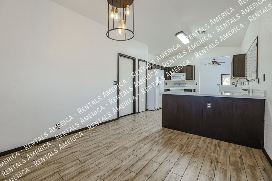 Building Photo - 9316 W Cinnabar Ave