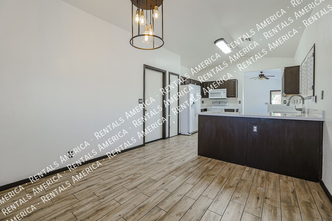 Building Photo - 9316 W Cinnabar Ave