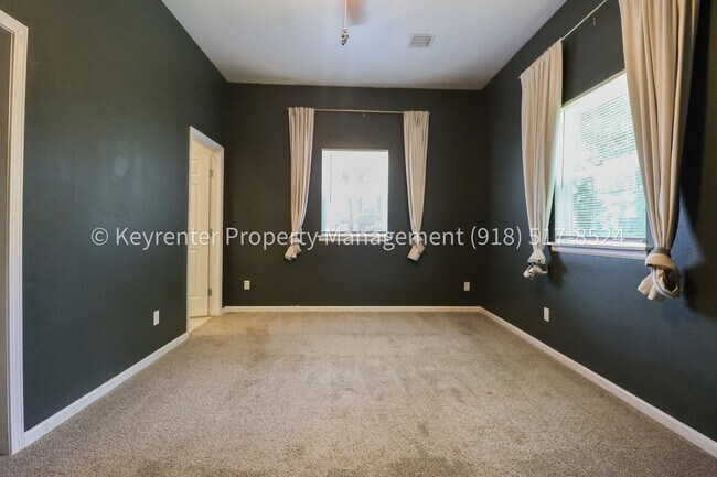 Building Photo - 1324 N Cheyenne Ave