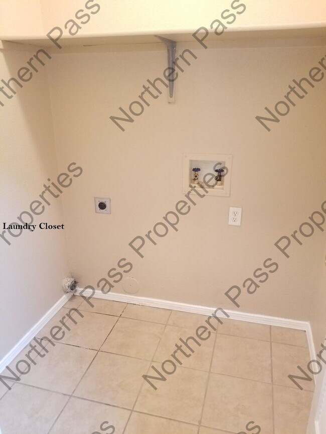 Building Photo - 3 Bedroom Duplex Move in Special