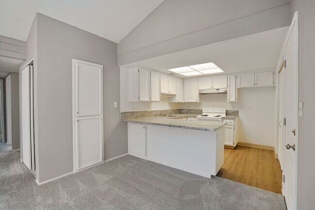 Building Photo - Beautiful duplex locate in Sacramento!