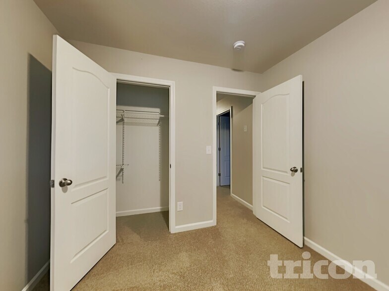 Building Photo - 1517 Waylon Ave