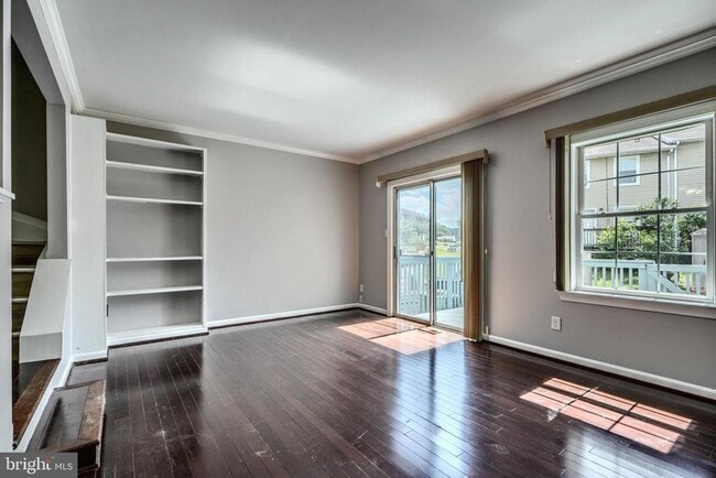 Building Photo - 9 Guinevere Ct