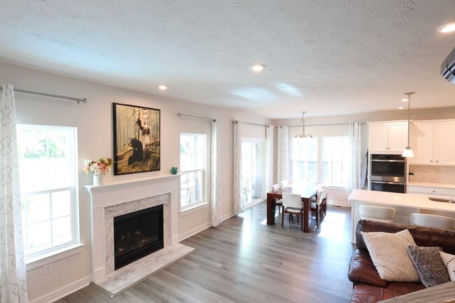 Building Photo - 4 Bedroom, 4 Bath Home w/Backyard Heated Pool overlooking Pearl's Fen