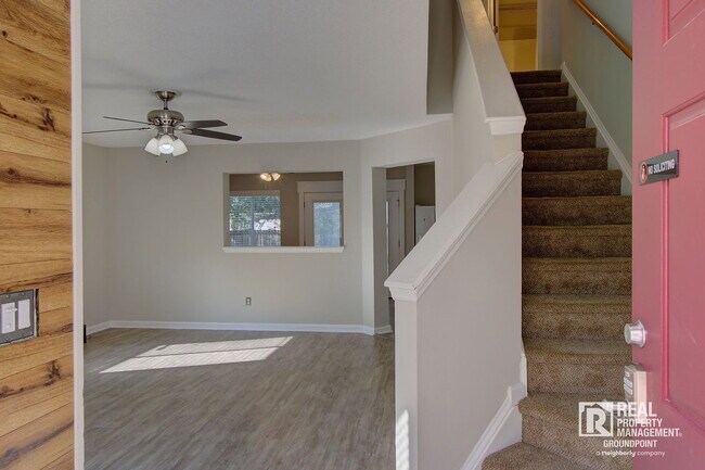 Building Photo - 121 Sioux Ct