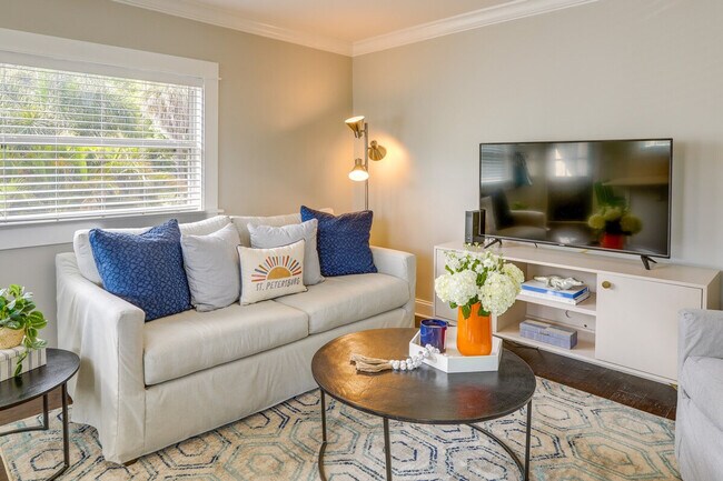 Building Photo - 202 10th Ave NE