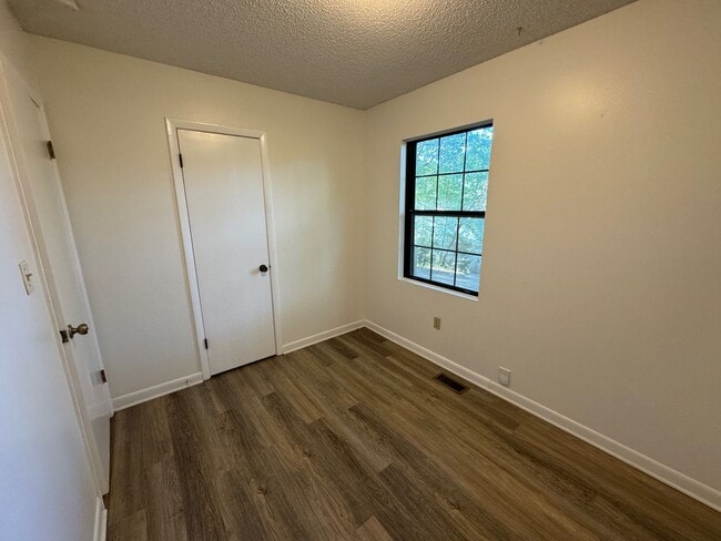 Building Photo - Black Mountain - Newly Renovated 3 Bedroom