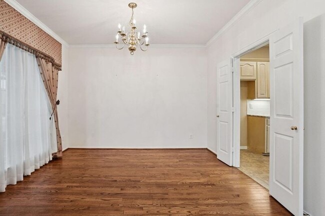 Building Photo - 2036 Camelot Dr