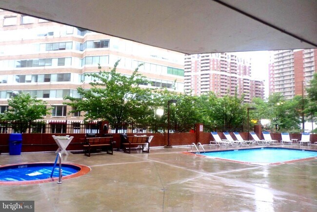 Building Photo - 1001 N Randolph St