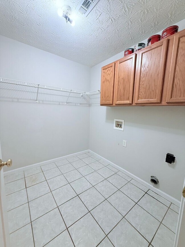Building Photo - 4003 Hidden Hollow Dr
