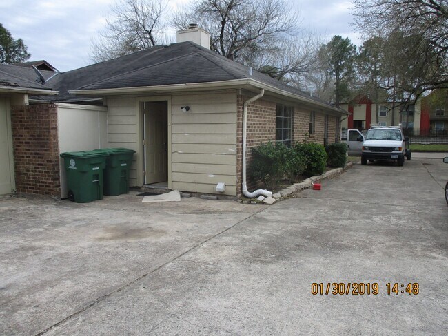 Building Photo - 10822 Lynbrook Dr